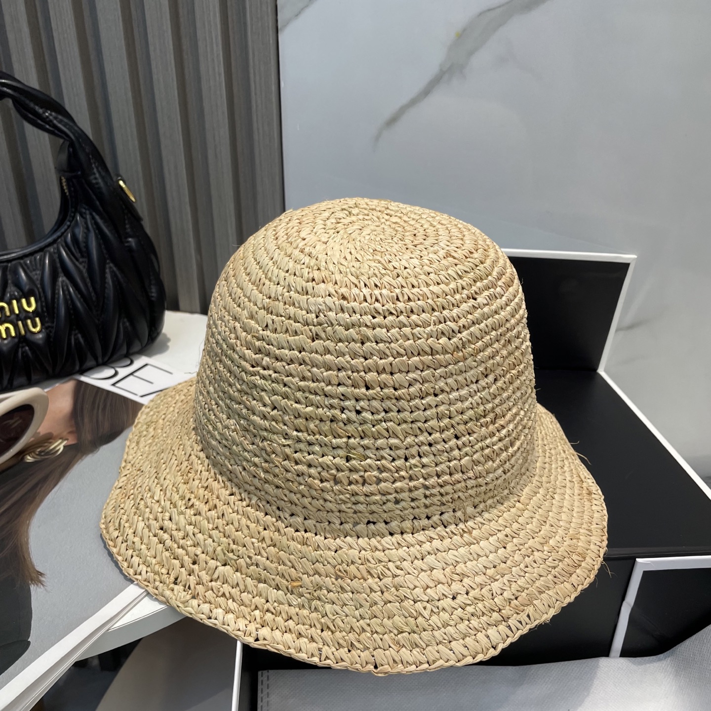 💛罗意威 LOEWE
新款拉菲草密织草帽  夏天海边首选～
明星同款～大牌简约