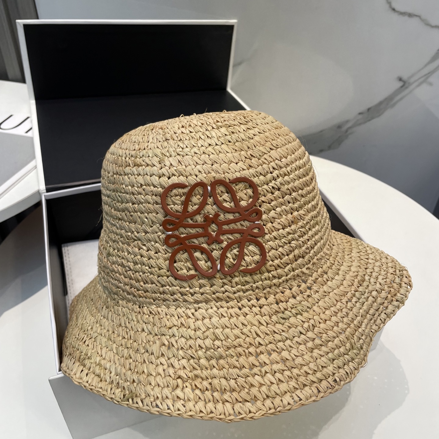 💛罗意威 LOEWE
新款拉菲草密织草帽  夏天海边首选～
明星同款～大牌简约