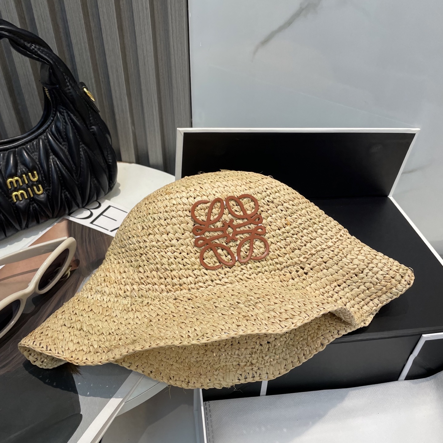 💛罗意威 LOEWE
新款拉菲草密织草帽  夏天海边首选～
明星同款～大牌简约