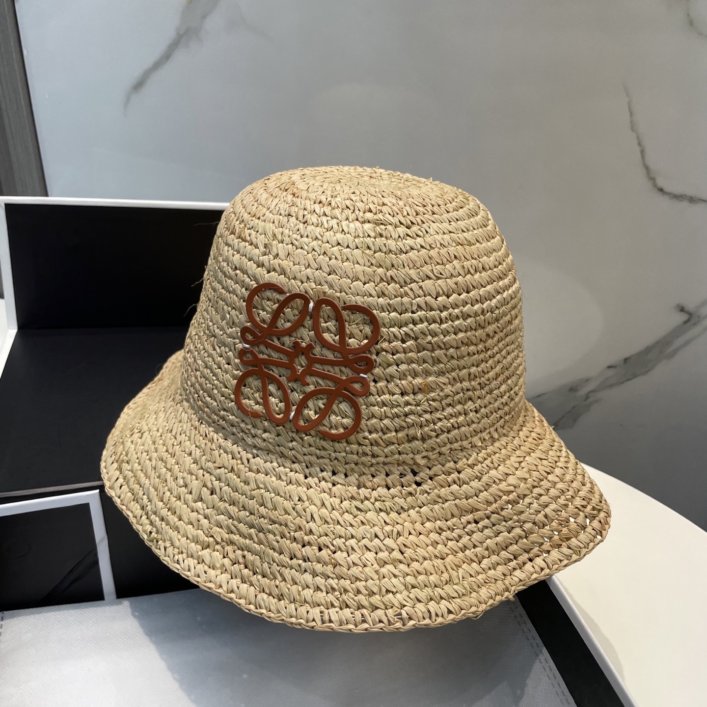 💛罗意威 LOEWE
新款拉菲草密织草帽  夏天海边首选～
明星同款～大牌简约
