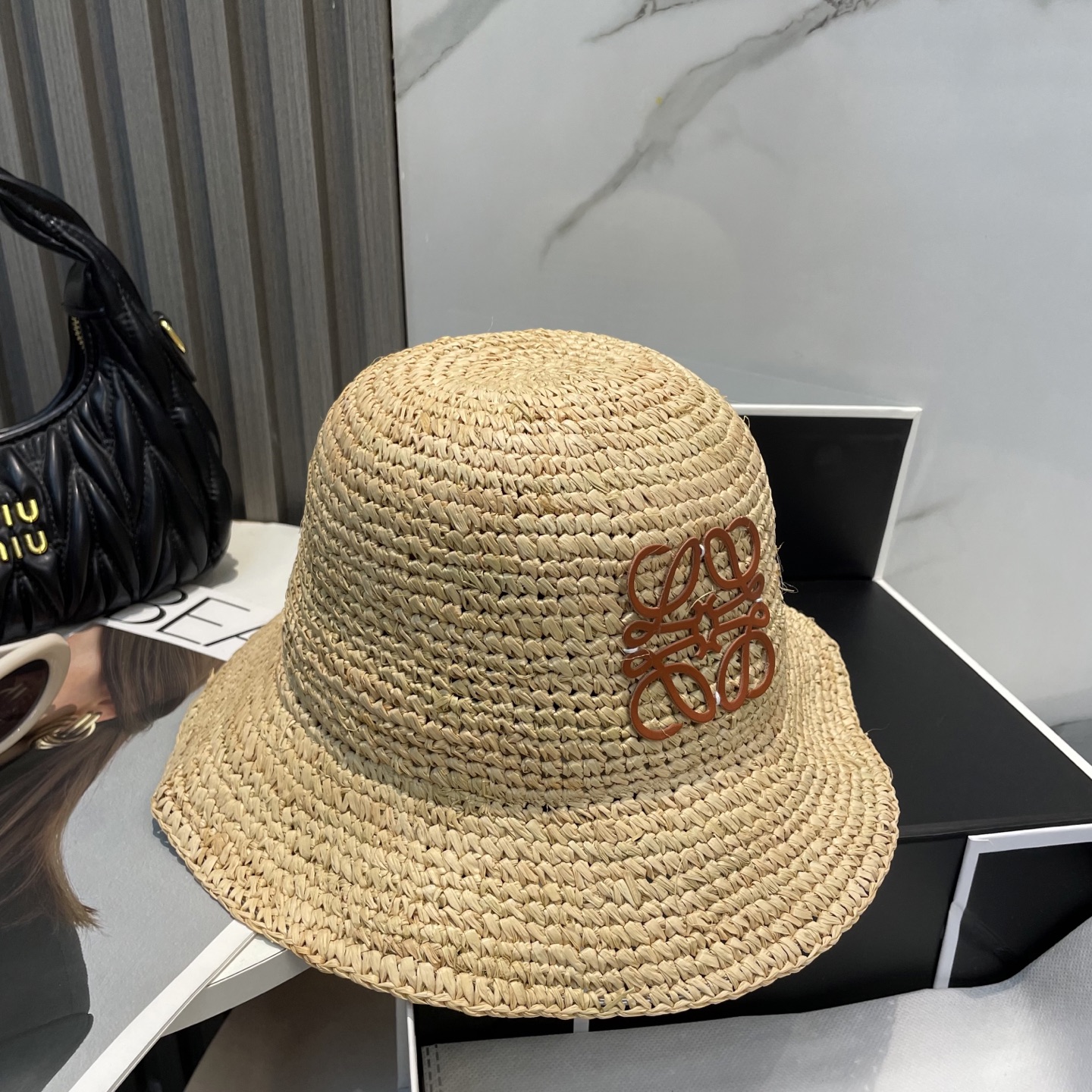 💛罗意威 LOEWE
新款拉菲草密织草帽  夏天海边首选～
明星同款～大牌简约