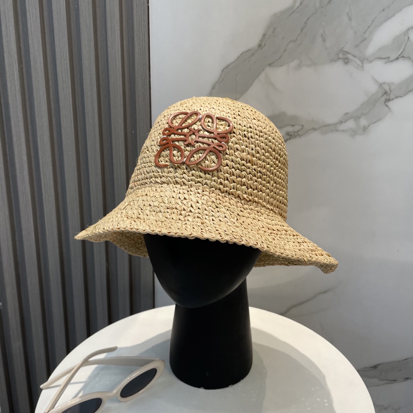 💛罗意威 LOEWE
新款拉菲草密织草帽  夏天海边首选～
明星同款～大牌简约