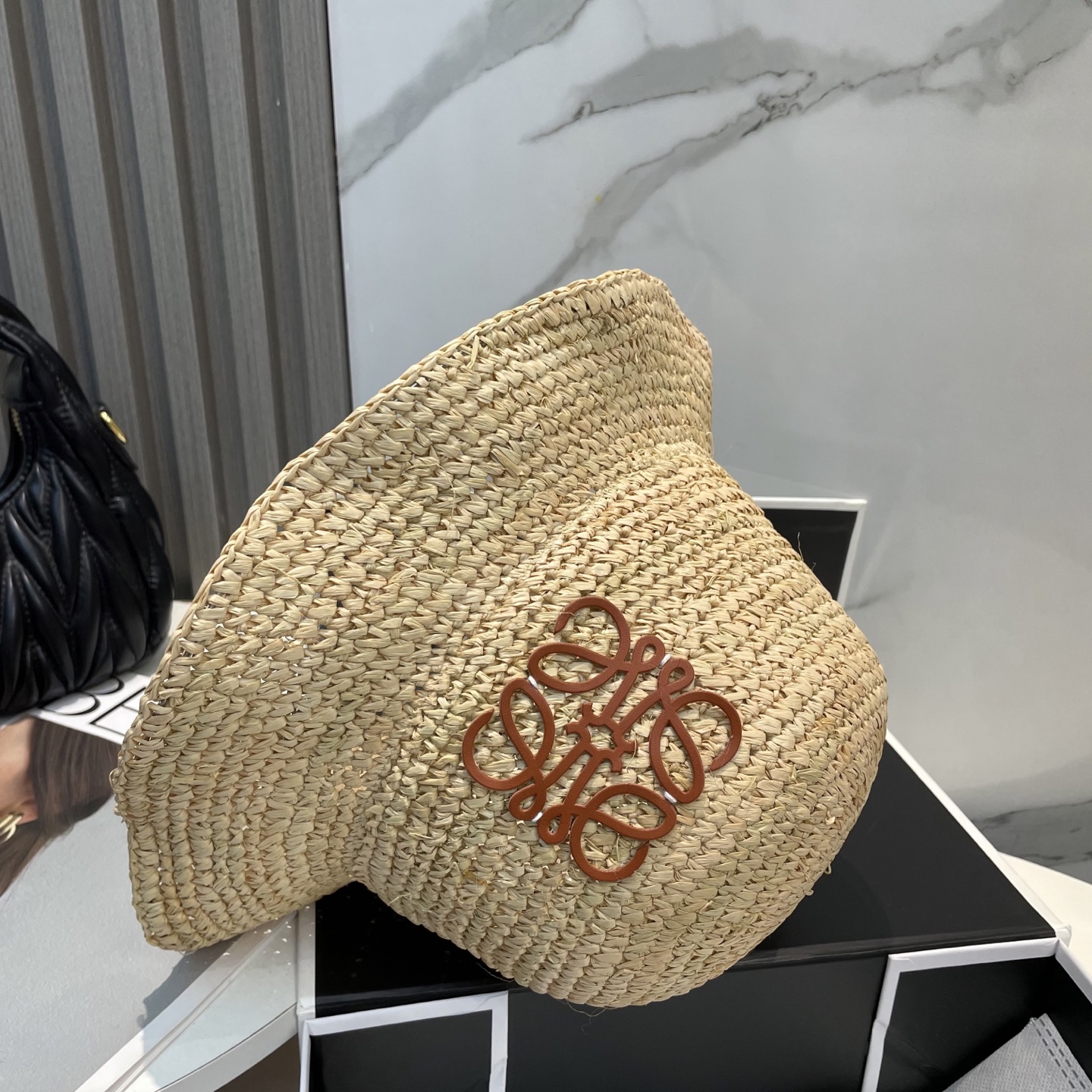 💛罗意威 LOEWE
新款拉菲草密织草帽  夏天海边首选～
明星同款～大牌简约