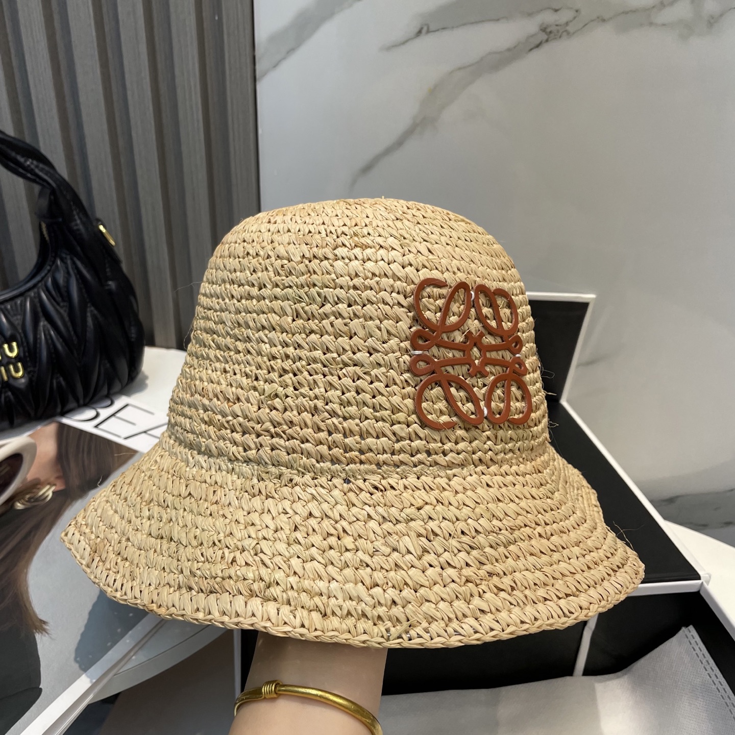 💛罗意威 LOEWE
新款拉菲草密织草帽  夏天海边首选～
明星同款～大牌简约