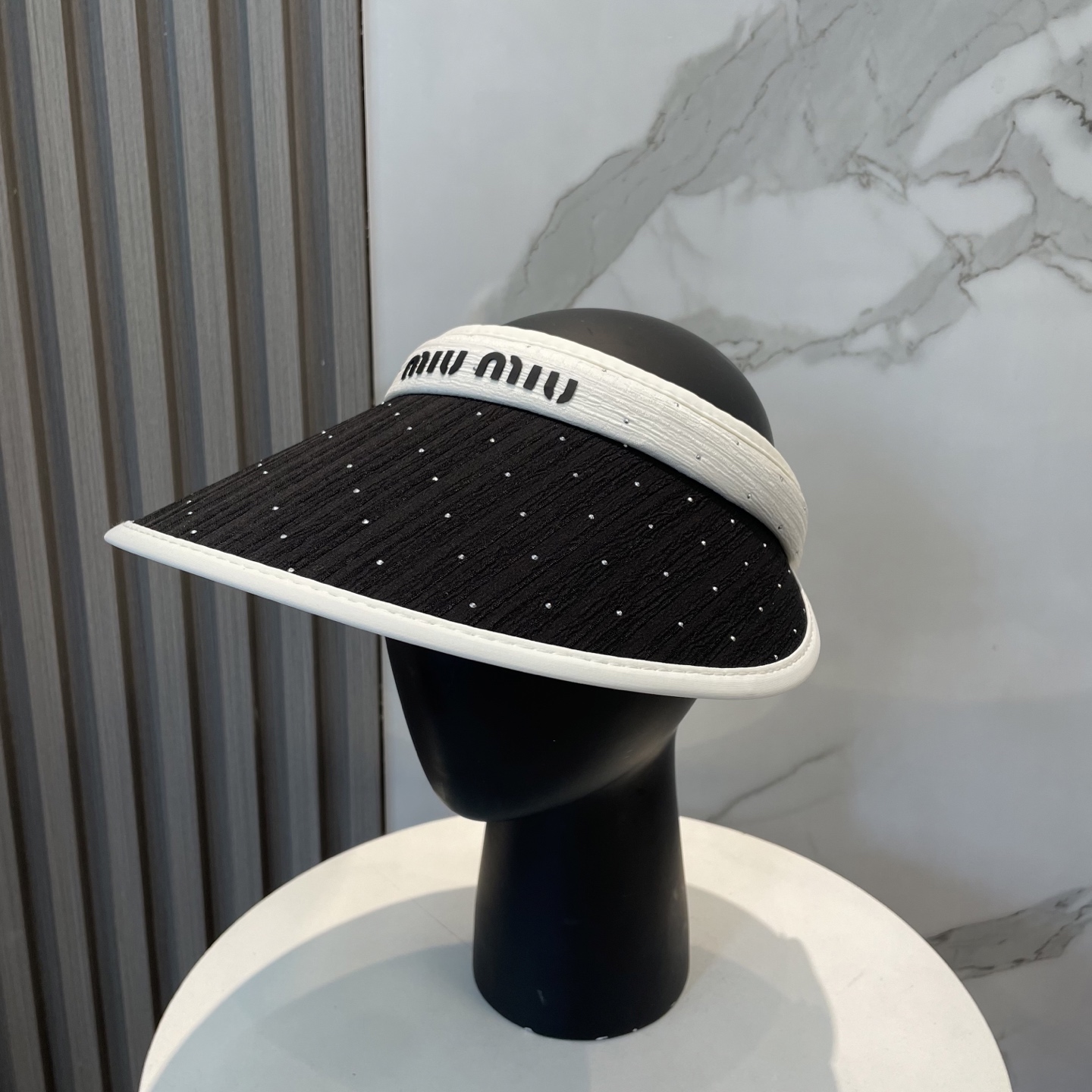 NO:227253,Miumiu Miu Summer Heavy Crafts Bright Diamond Series Empty Top Hats A must-have for girls with salt or sweetness. Love it at first sight without regretting it. Series Hats Straw Hats Fisherman's Hats Baseball Hats, Hats, Miumiu, espadrilles, hats19860909miumiu缪缪夏季 重工艺 亮钻系列空顶帽 可盐可甜女孩必备 一眼就爱了不盘后悔系列帽子草帽渔夫帽棒球帽,帽子,miumiu,espadrilles,hats,hat