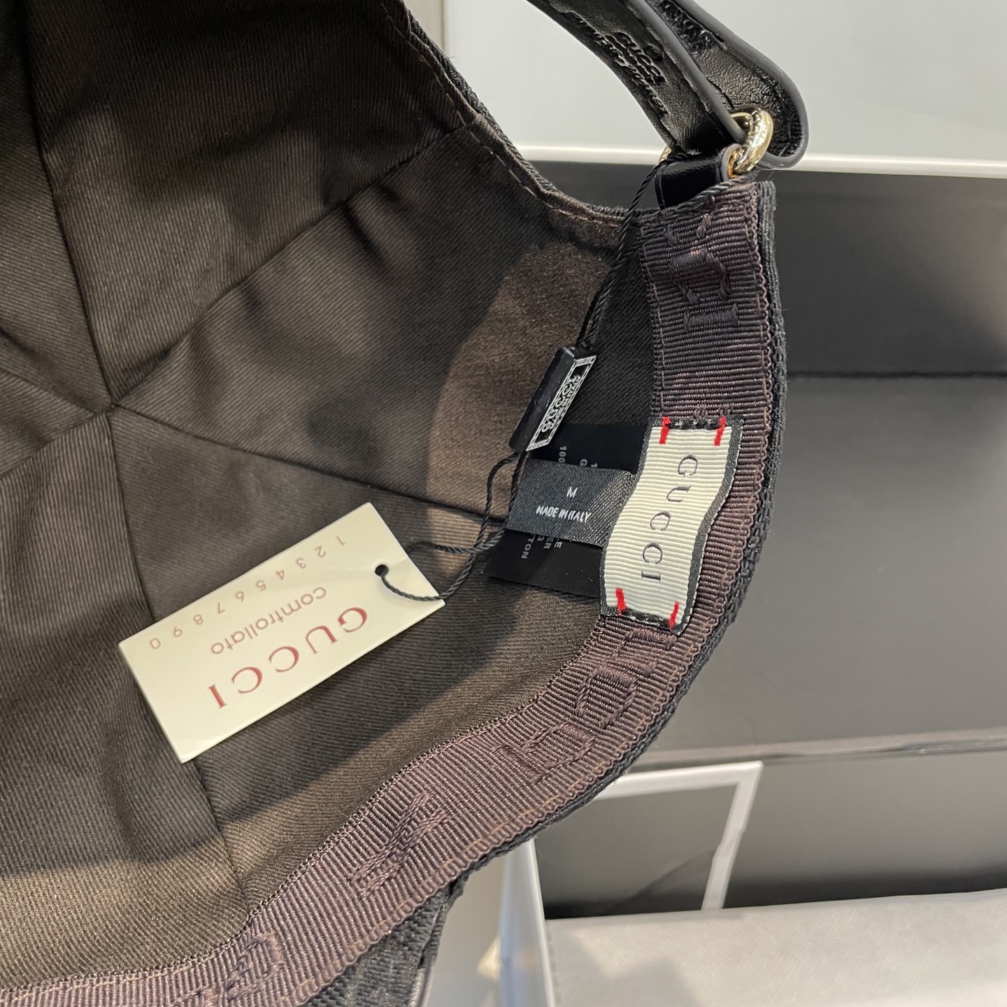   Gucci古奇新款原单棒球帽， 专柜11开模订制，原版帆布面料+头层牛皮，轻盈透气！基础头围56，贴