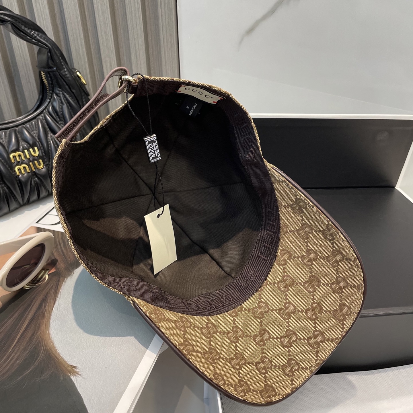   Gucci古奇新款原单棒球帽， 专柜11开模订制，原版帆布面料+头层牛皮，轻盈透气！基础头围56，贴
