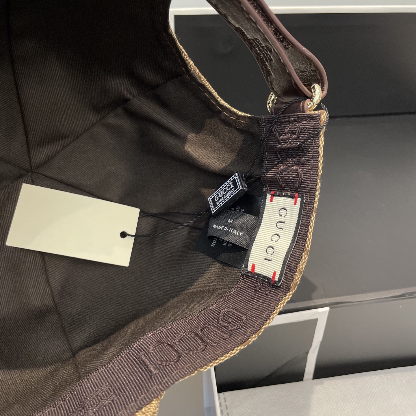   Gucci古奇新款原单棒球帽， 专柜11开模订制，原版帆布面料+头层牛皮，轻盈透气！基础头围56，贴