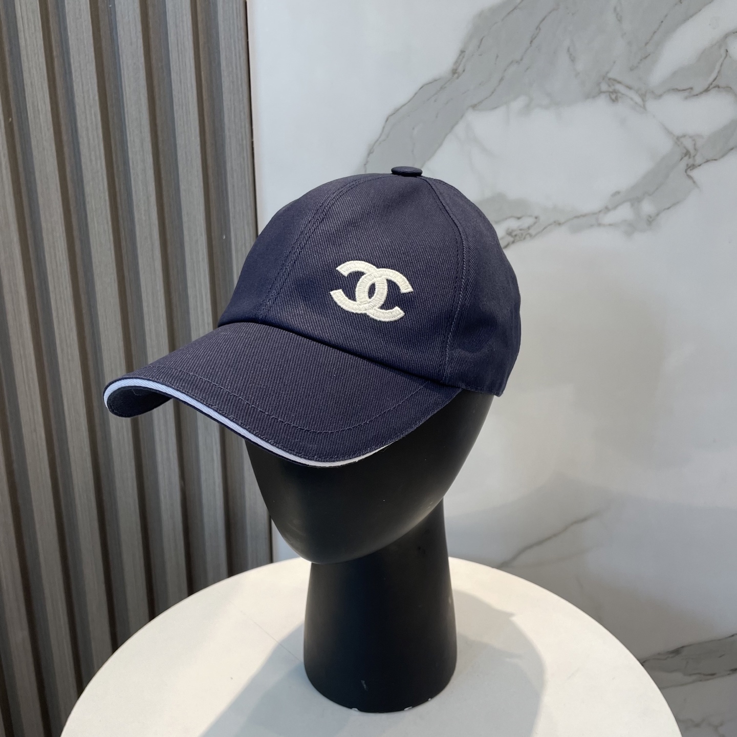 
Chanel（香奈儿）专柜新款原单刺绣棒球帽，11开模订制，立体刺绣，精致无暇！100%纯棉面料，原厂