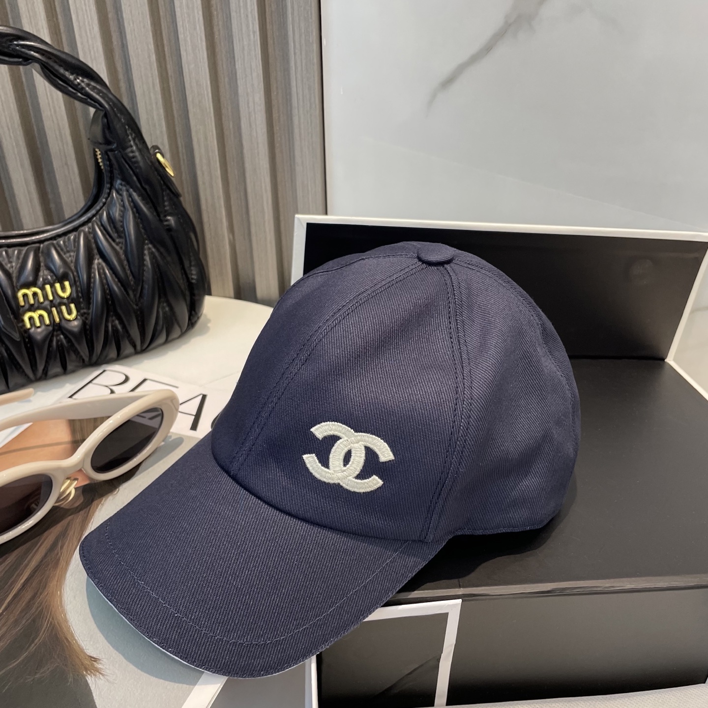 
Chanel（香奈儿）专柜新款原单刺绣棒球帽，11开模订制，立体刺绣，精致无暇！100%纯棉面料，原厂