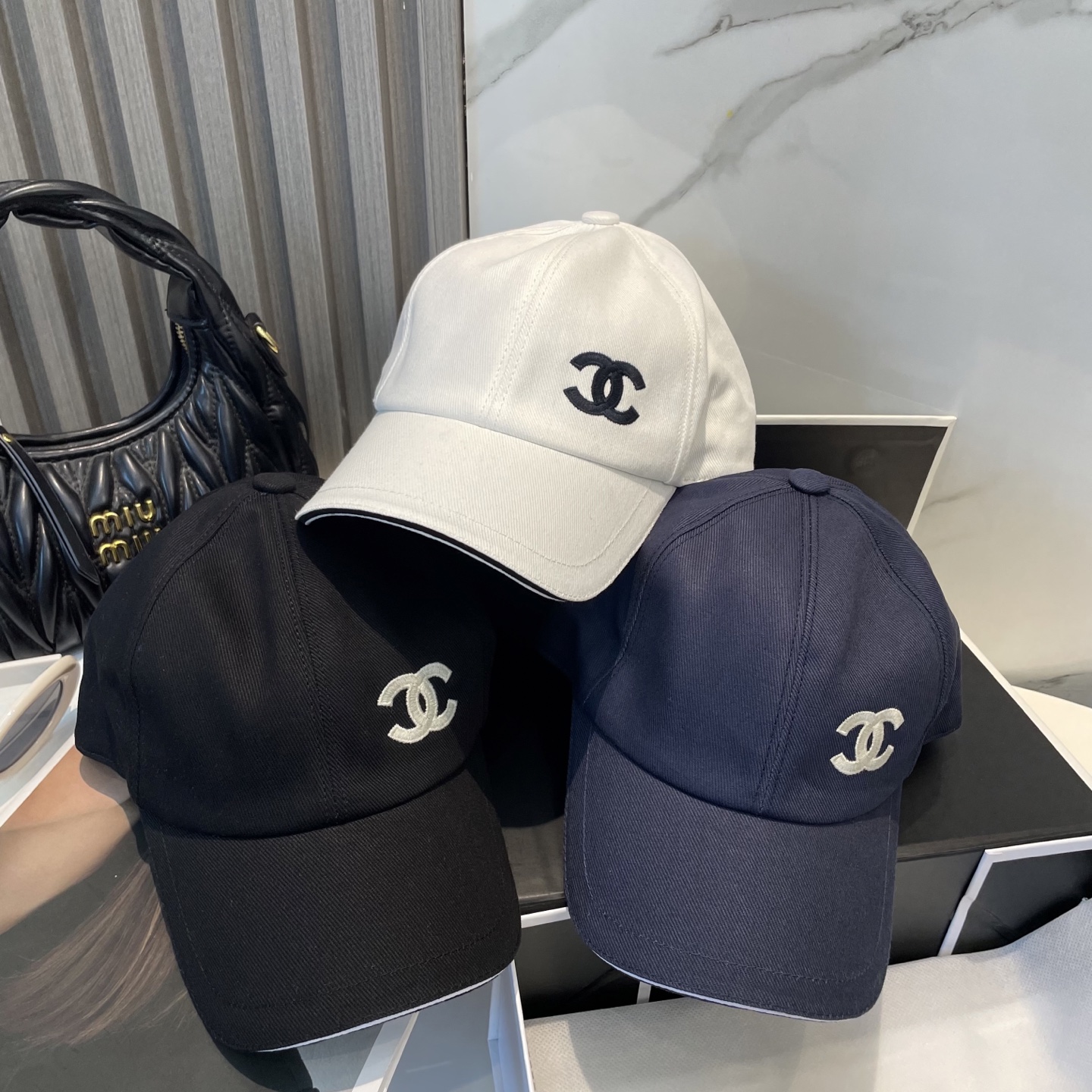 
Chanel（香奈儿）专柜新款原单刺绣棒球帽，11开模订制，立体刺绣，精致无暇！100%纯棉面料，原厂