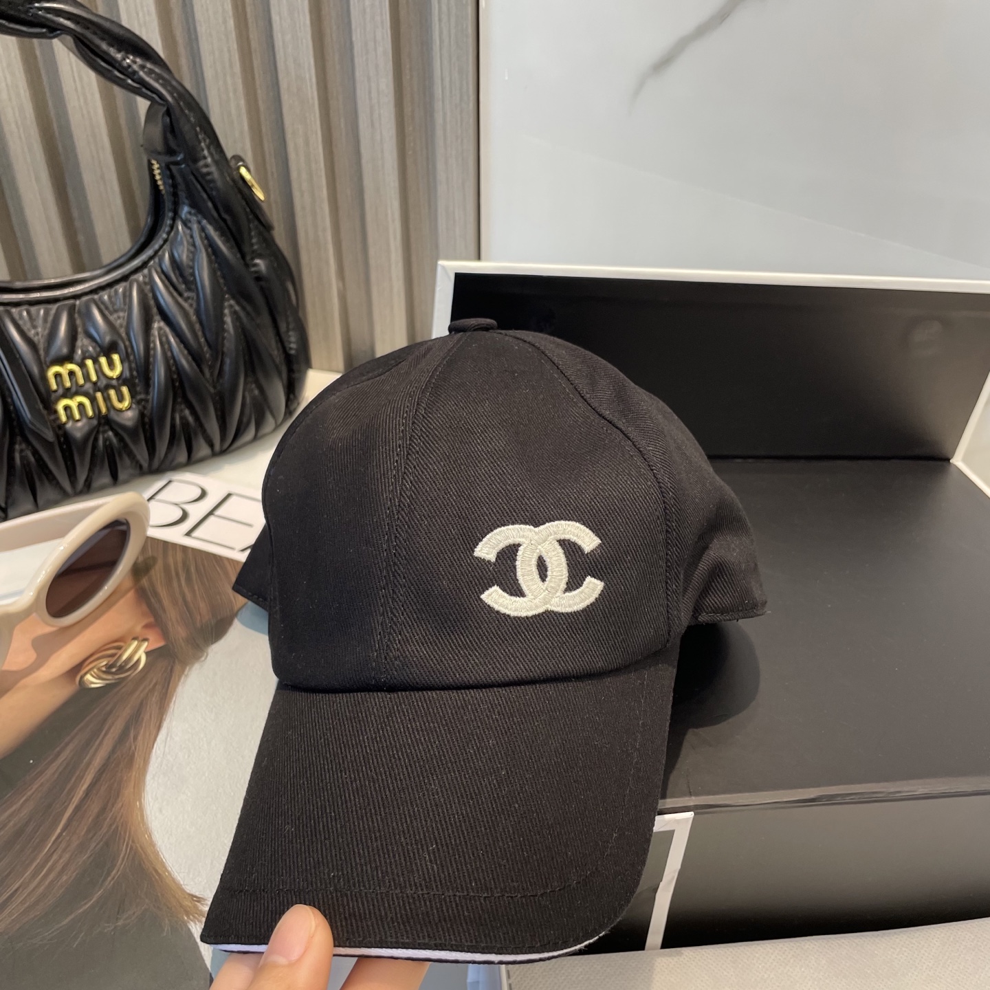 
Chanel（香奈儿）专柜新款原单刺绣棒球帽，11开模订制，立体刺绣，精致无暇！100%纯棉面料，原厂