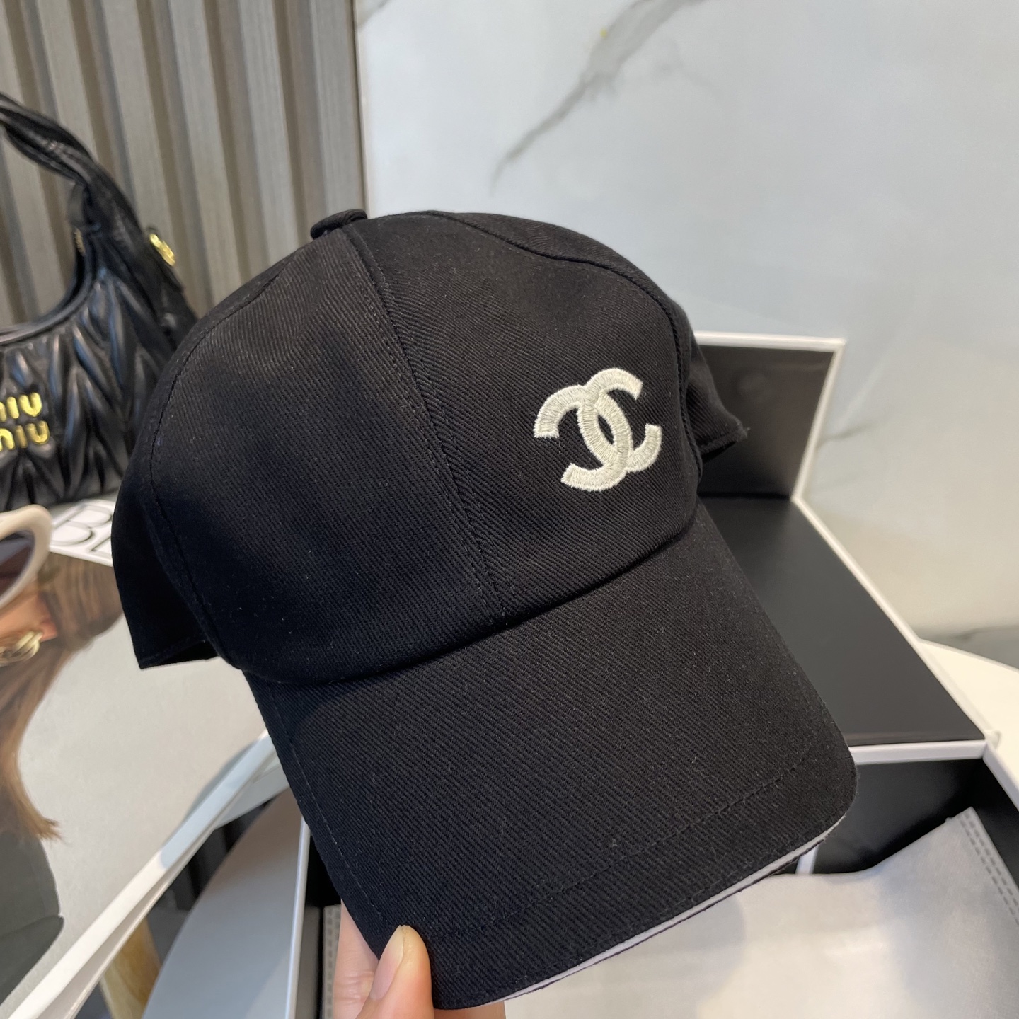 
Chanel（香奈儿）专柜新款原单刺绣棒球帽，11开模订制，立体刺绣，精致无暇！100%纯棉面料，原厂