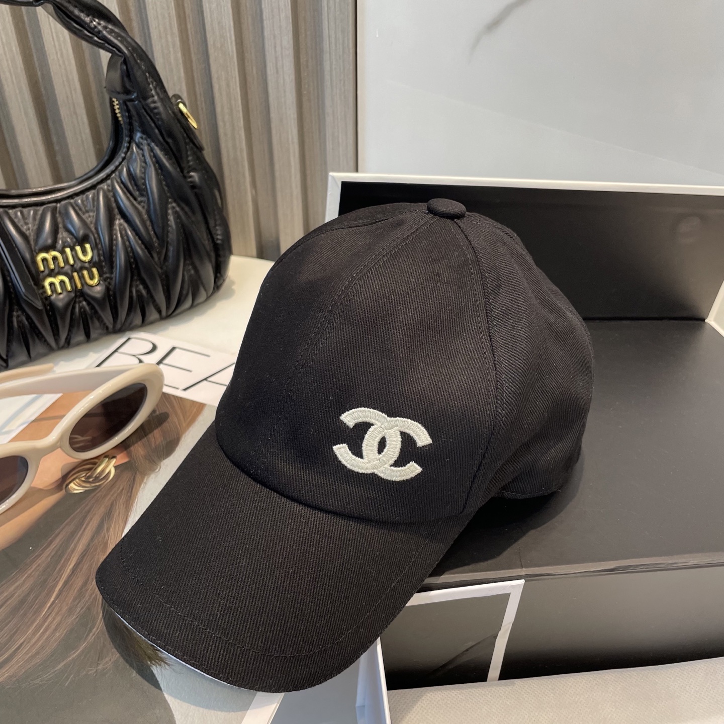 
Chanel（香奈儿）专柜新款原单刺绣棒球帽，11开模订制，立体刺绣，精致无暇！100%纯棉面料，原厂