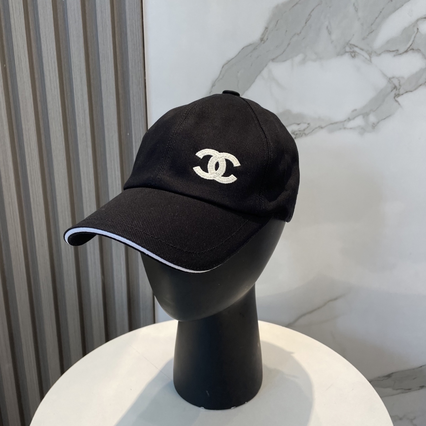 
Chanel（香奈儿）专柜新款原单刺绣棒球帽，11开模订制，立体刺绣，精致无暇！100%纯棉面料，原厂