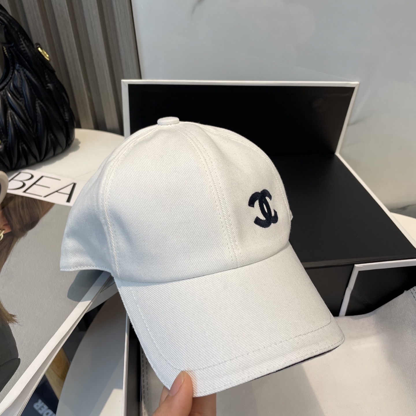 
Chanel（香奈儿）专柜新款原单刺绣棒球帽，11开模订制，立体刺绣，精致无暇！100%纯棉面料，原厂