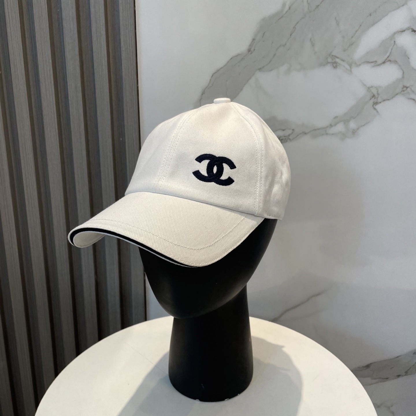 
Chanel（香奈儿）专柜新款原单刺绣棒球帽，11开模订制，立体刺绣，精致无暇！100%纯棉面料，原厂