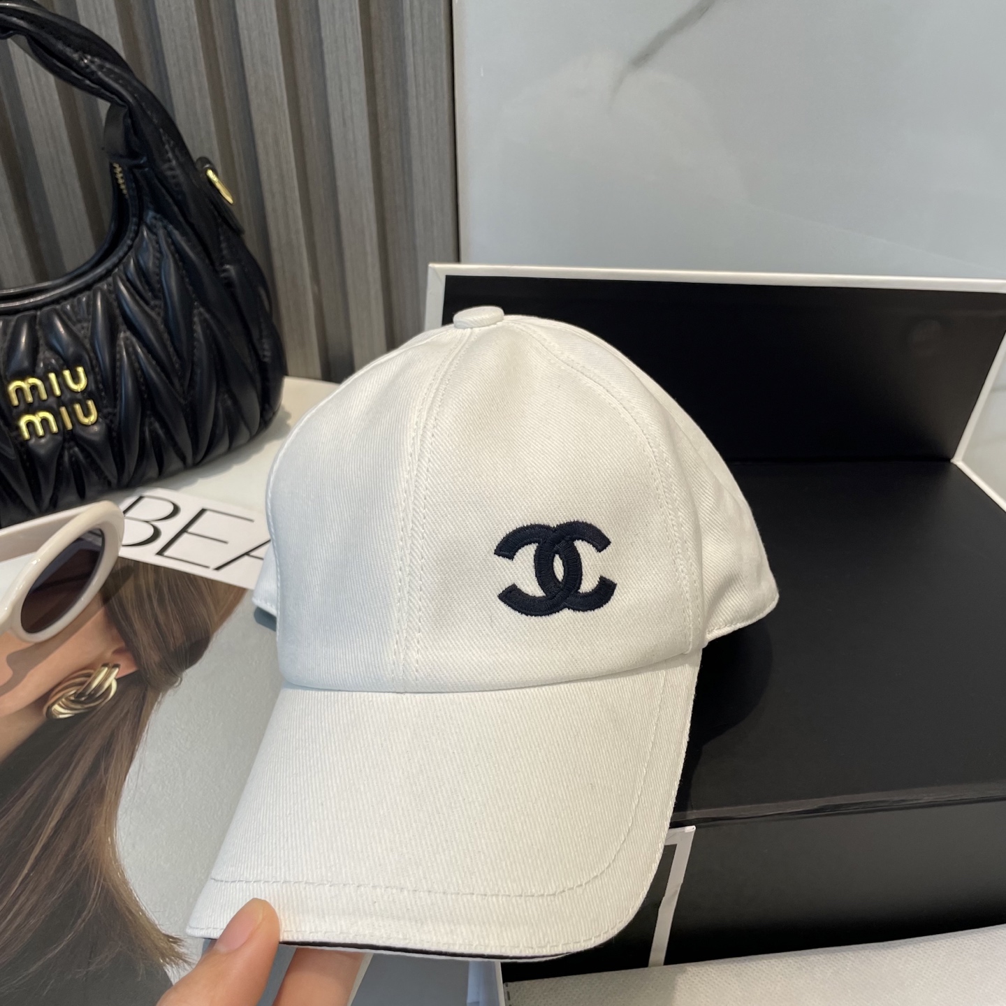 
Chanel（香奈儿）专柜新款原单刺绣棒球帽，11开模订制，立体刺绣，精致无暇！100%纯棉面料，原厂