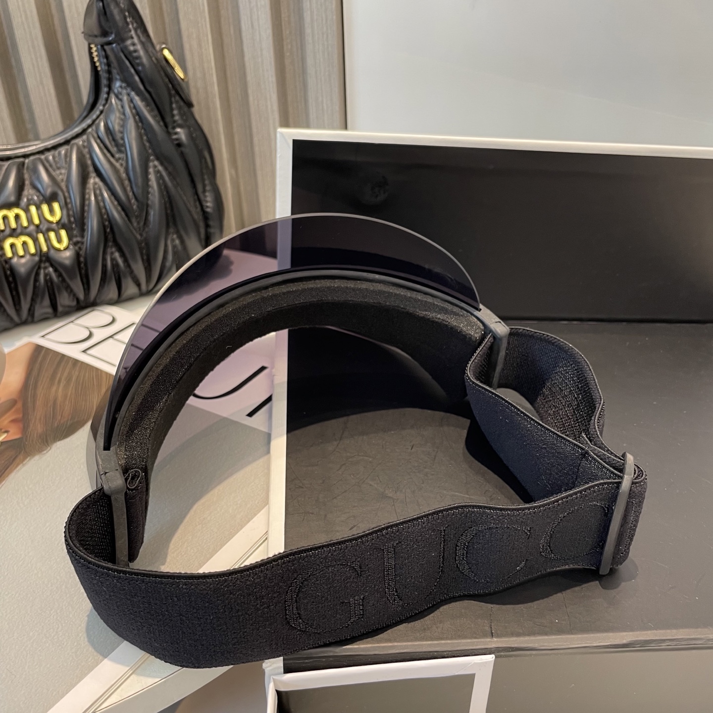  现货秒发 古奇 GUCCI爆款眼镜帽总算到货啦
 遮阳帽 夏天里的革命！
唯一一顶时尚太阳帽，挡住UV