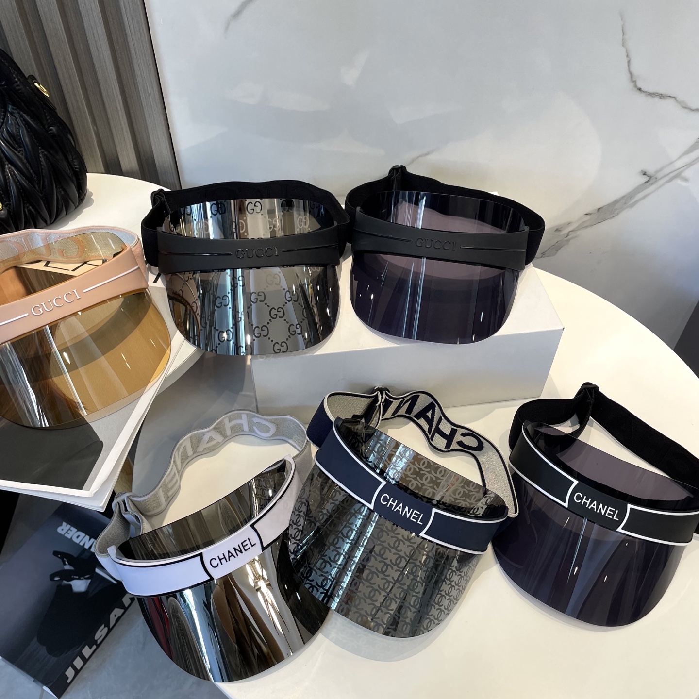  现货秒发 古奇 GUCCI爆款眼镜帽总算到货啦
 遮阳帽 夏天里的革命！
唯一一顶时尚太阳帽，挡住UV