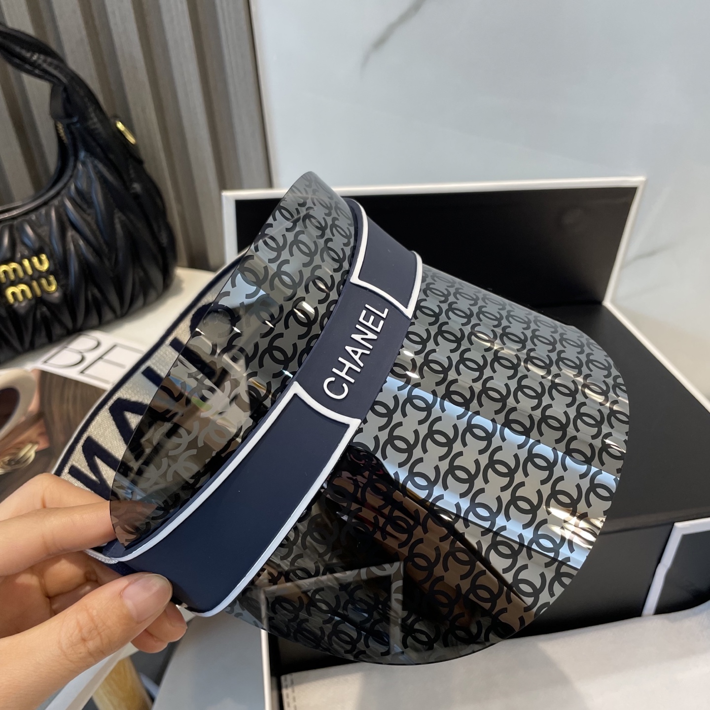 Stylish UV-Blocking Suncap: Chanel’s Latest Fashionable, Protective Accessory - 图片 5