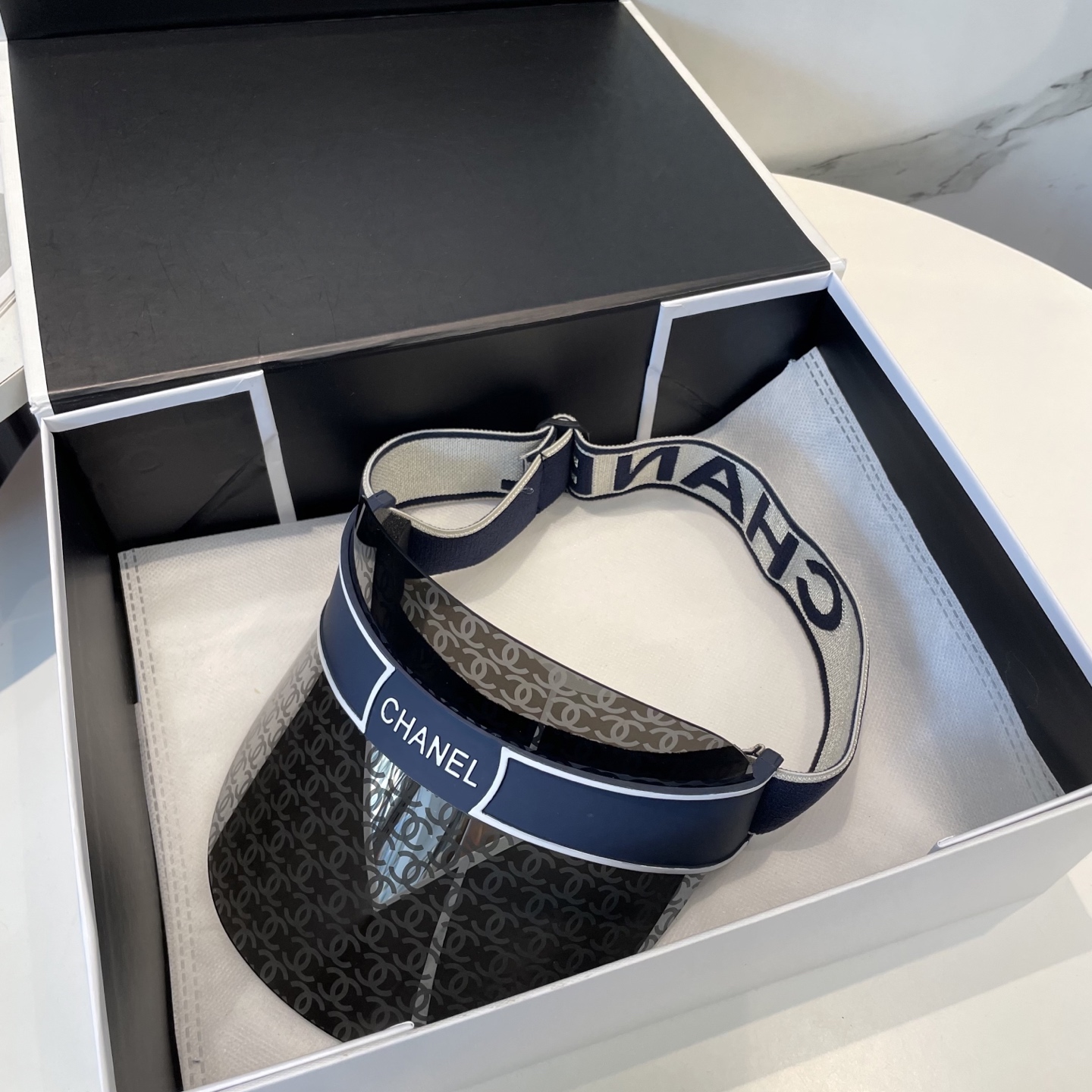 Stylish UV-Blocking Suncap: Chanel’s Latest Fashionable, Protective Accessory - 图片 8