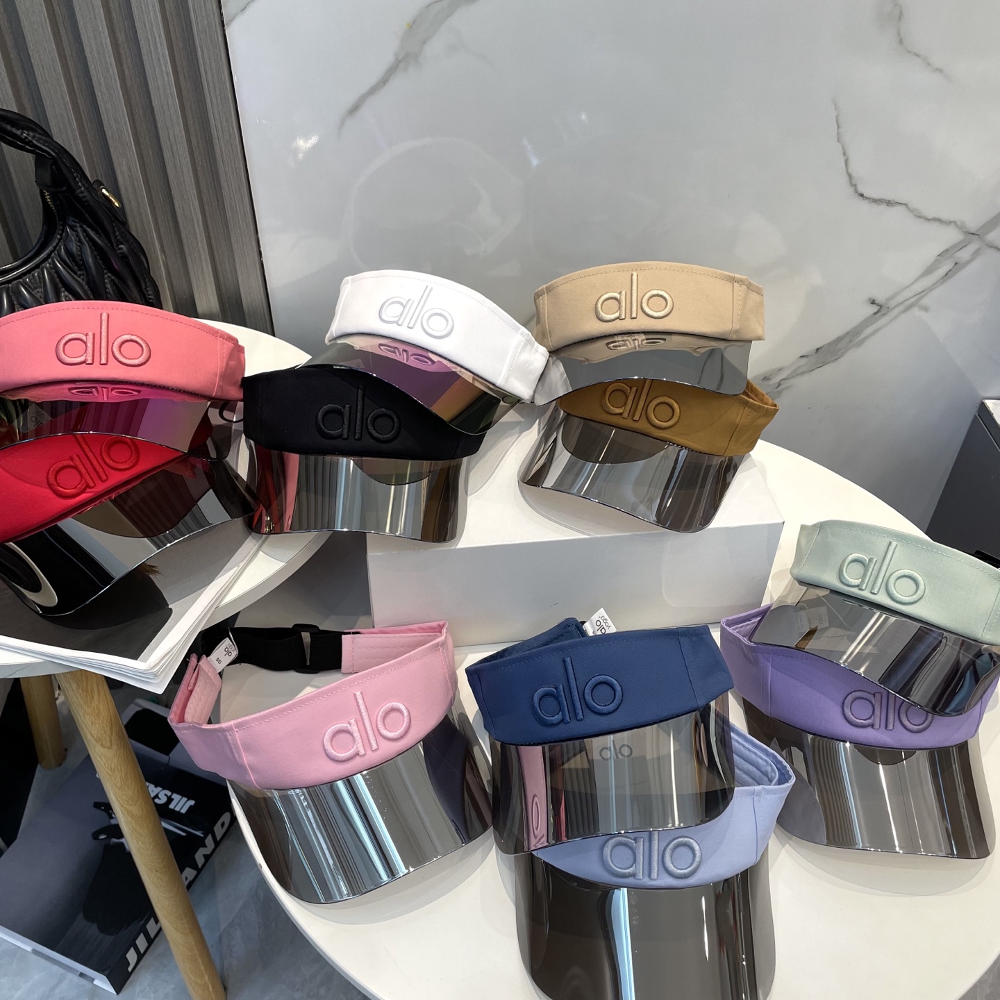   爆款🔥Alo新款镜片空顶帽
定制超薄纯棉面料，简约时尚更透气，超火爆
现货秒发