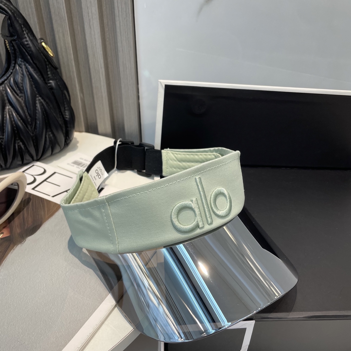   爆款🔥Alo新款镜片空顶帽
定制超薄纯棉面料，简约时尚更透气，超火爆
现货秒发