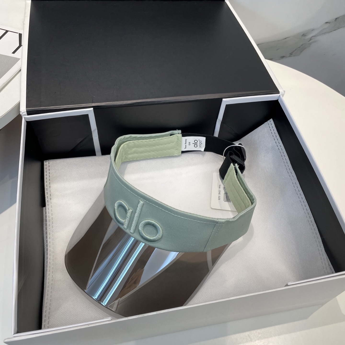   爆款🔥Alo新款镜片空顶帽
定制超薄纯棉面料，简约时尚更透气，超火爆
现货秒发