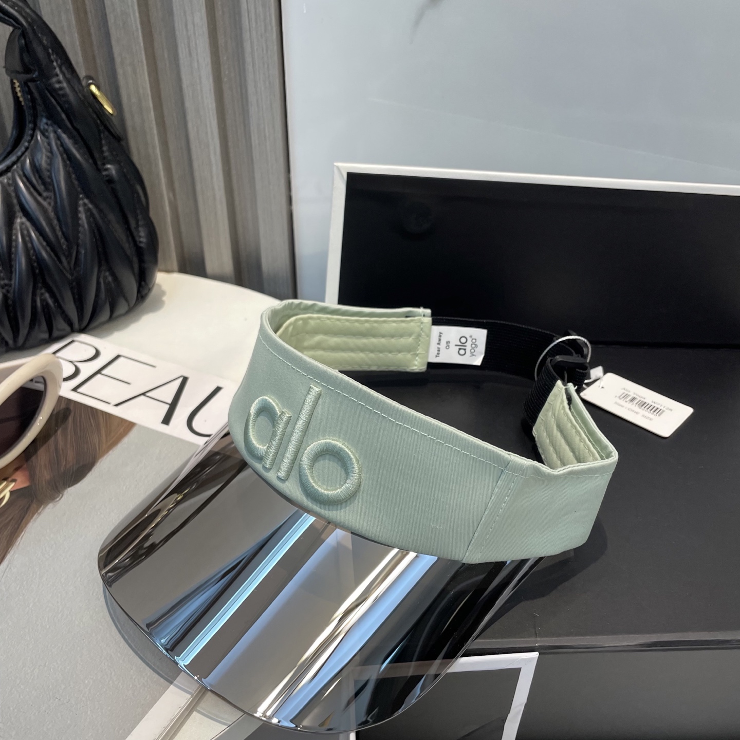   爆款🔥Alo新款镜片空顶帽
定制超薄纯棉面料，简约时尚更透气，超火爆
现货秒发