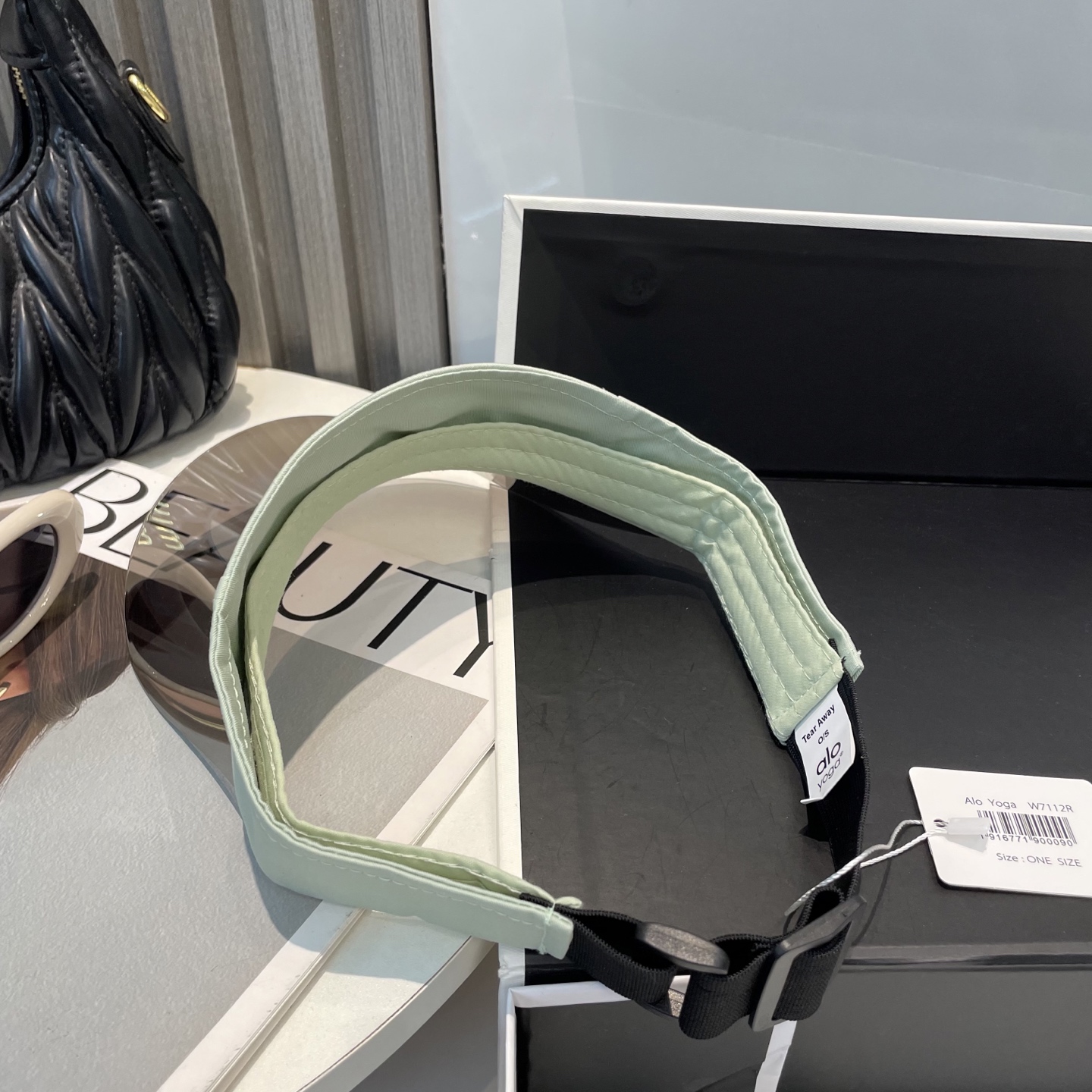   爆款🔥Alo新款镜片空顶帽
定制超薄纯棉面料，简约时尚更透气，超火爆
现货秒发