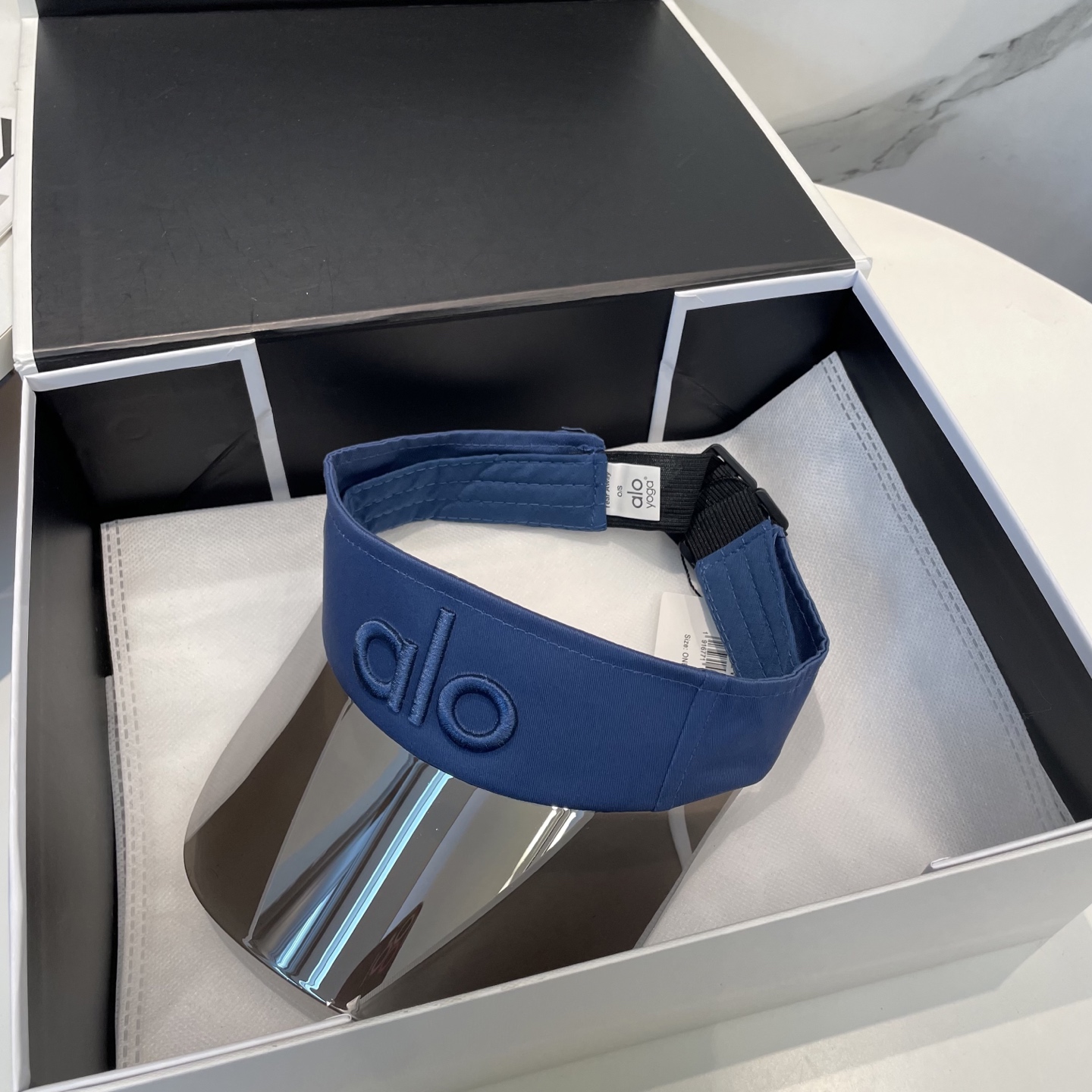   爆款🔥Alo新款镜片空顶帽
定制超薄纯棉面料，简约时尚更透气，超火爆
现货秒发