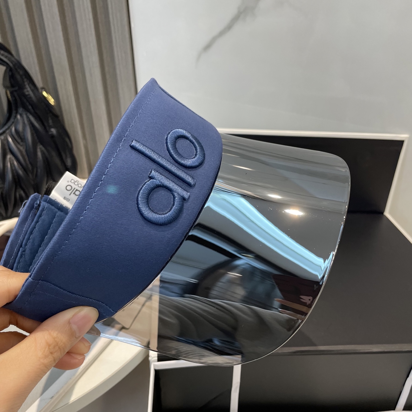   爆款🔥Alo新款镜片空顶帽
定制超薄纯棉面料，简约时尚更透气，超火爆
现货秒发