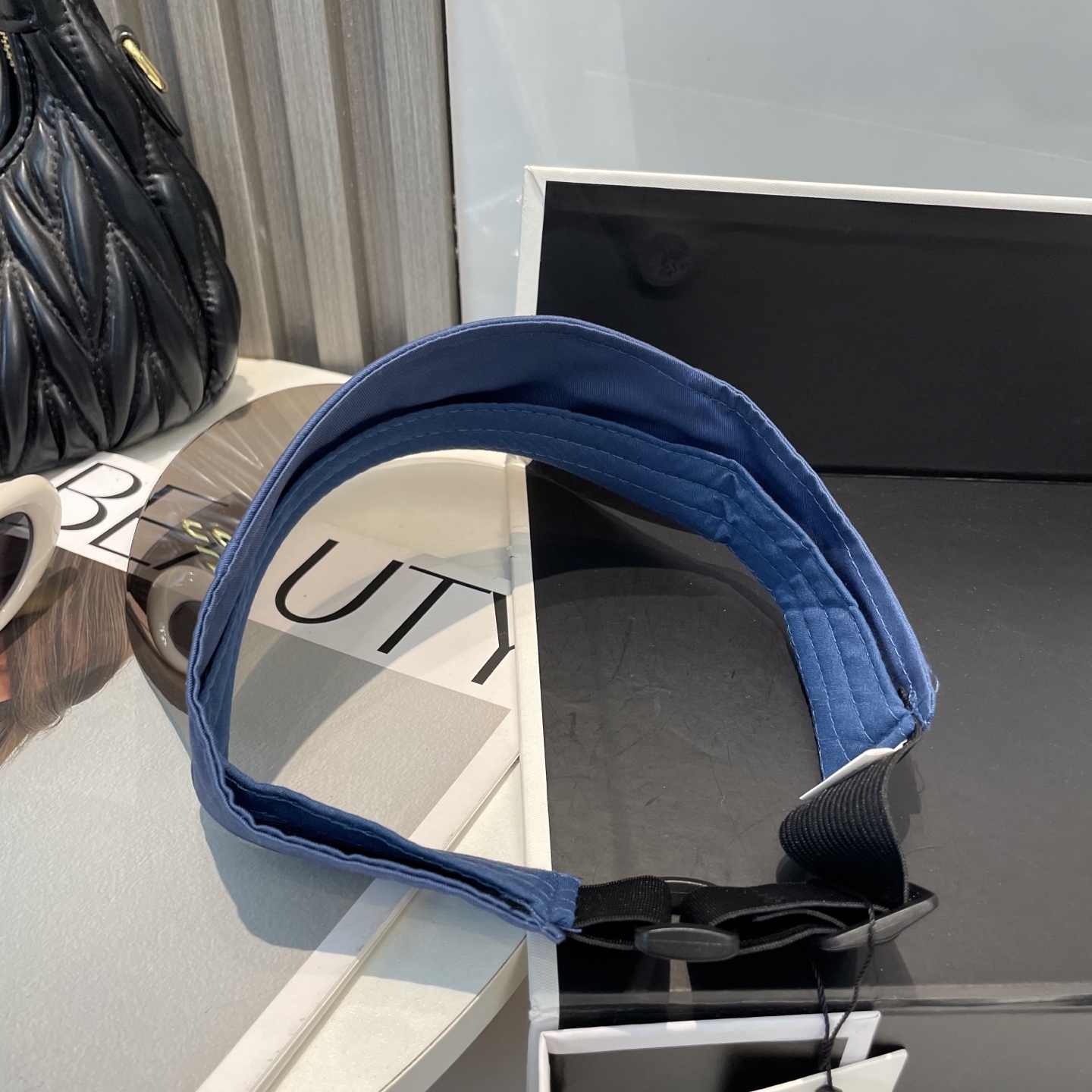   爆款🔥Alo新款镜片空顶帽
定制超薄纯棉面料，简约时尚更透气，超火爆
现货秒发