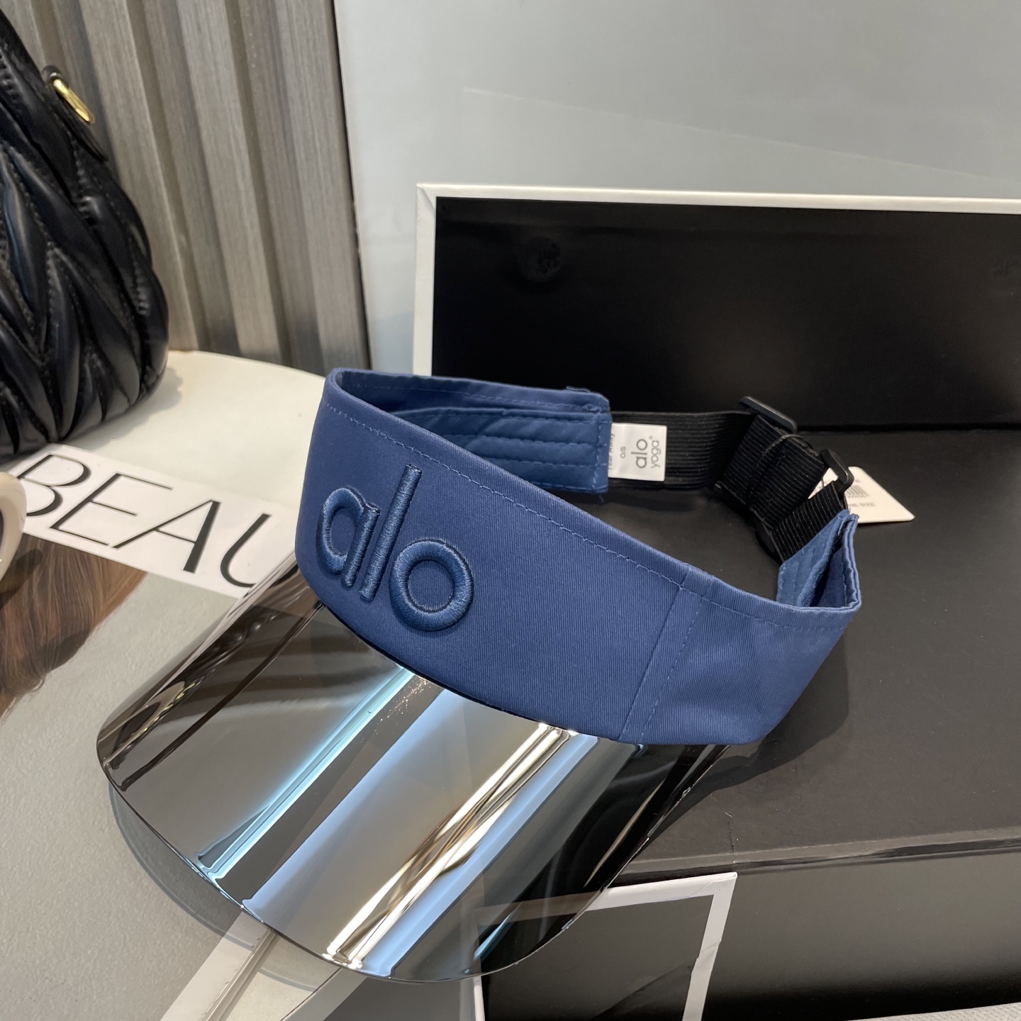   爆款🔥Alo新款镜片空顶帽
定制超薄纯棉面料，简约时尚更透气，超火爆
现货秒发