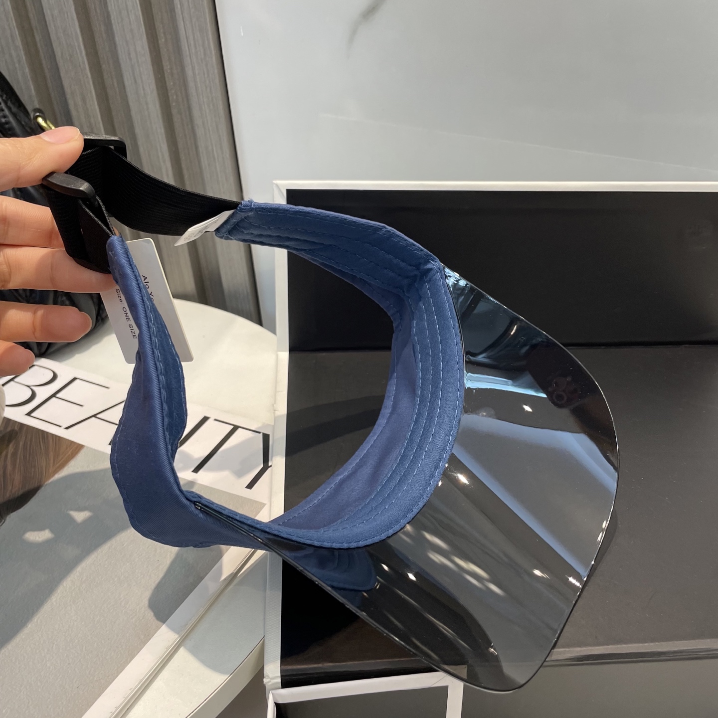   爆款🔥Alo新款镜片空顶帽
定制超薄纯棉面料，简约时尚更透气，超火爆
现货秒发