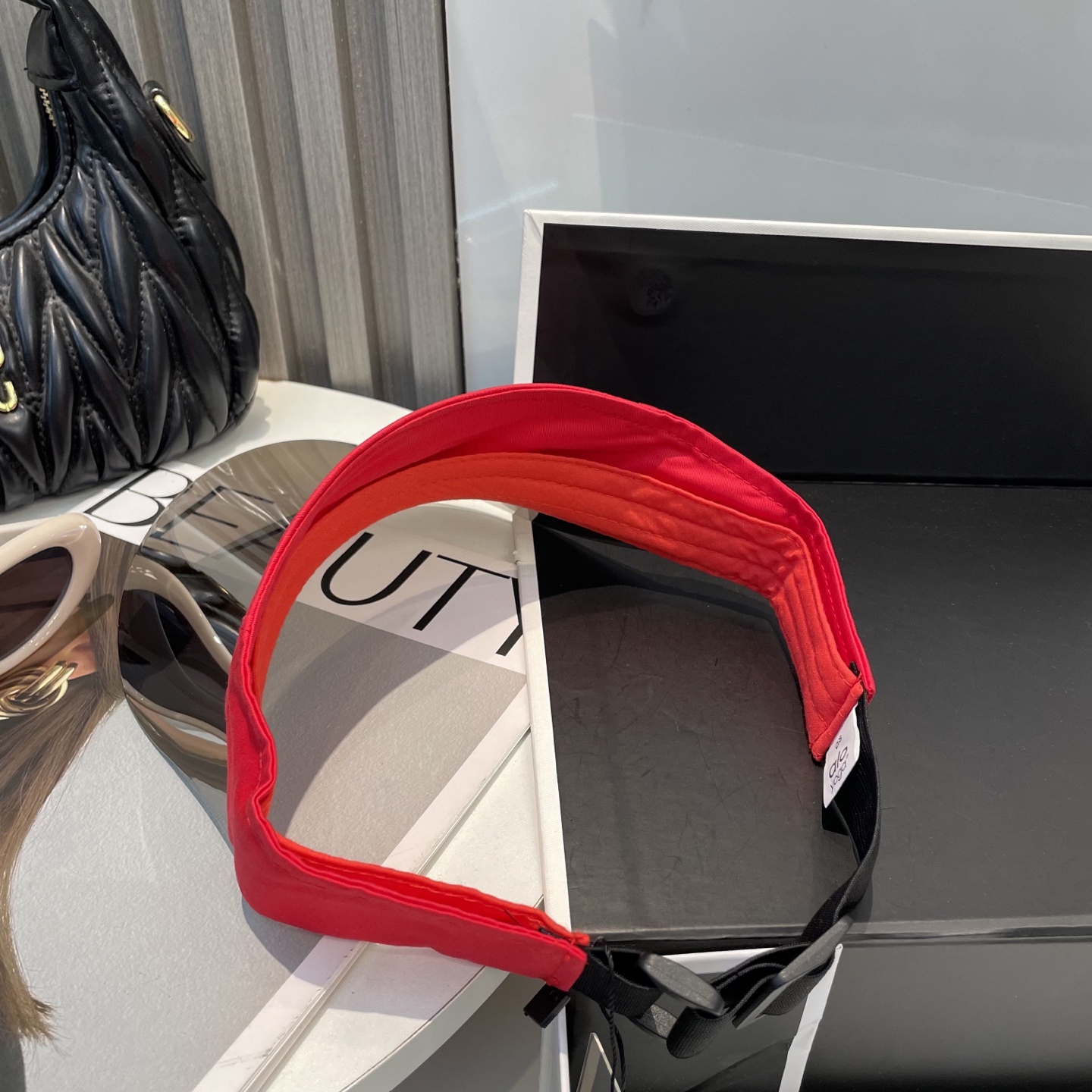   爆款🔥Alo新款镜片空顶帽
定制超薄纯棉面料，简约时尚更透气，超火爆
现货秒发