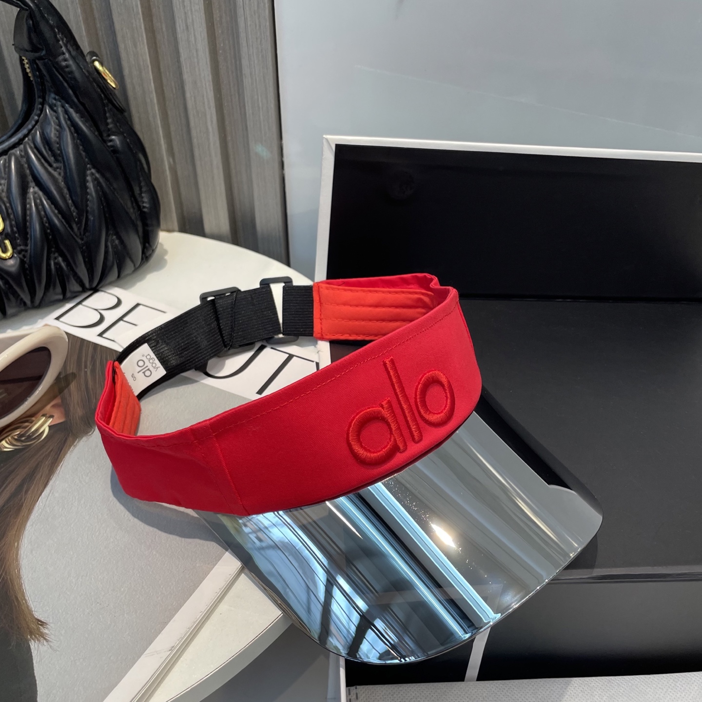   爆款🔥Alo新款镜片空顶帽
定制超薄纯棉面料，简约时尚更透气，超火爆
现货秒发