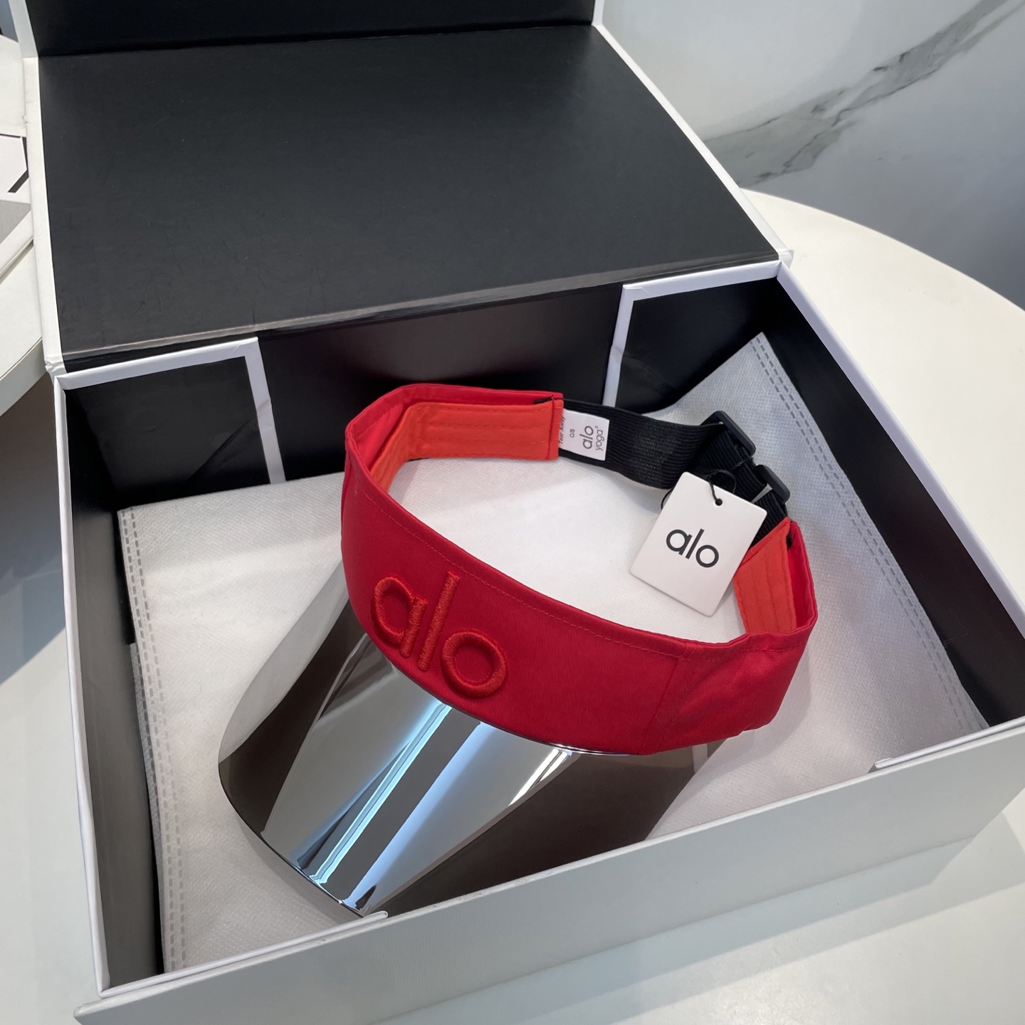   爆款🔥Alo新款镜片空顶帽
定制超薄纯棉面料，简约时尚更透气，超火爆
现货秒发