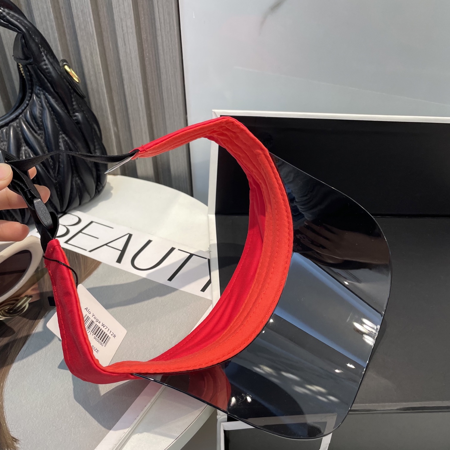   爆款🔥Alo新款镜片空顶帽
定制超薄纯棉面料，简约时尚更透气，超火爆
现货秒发