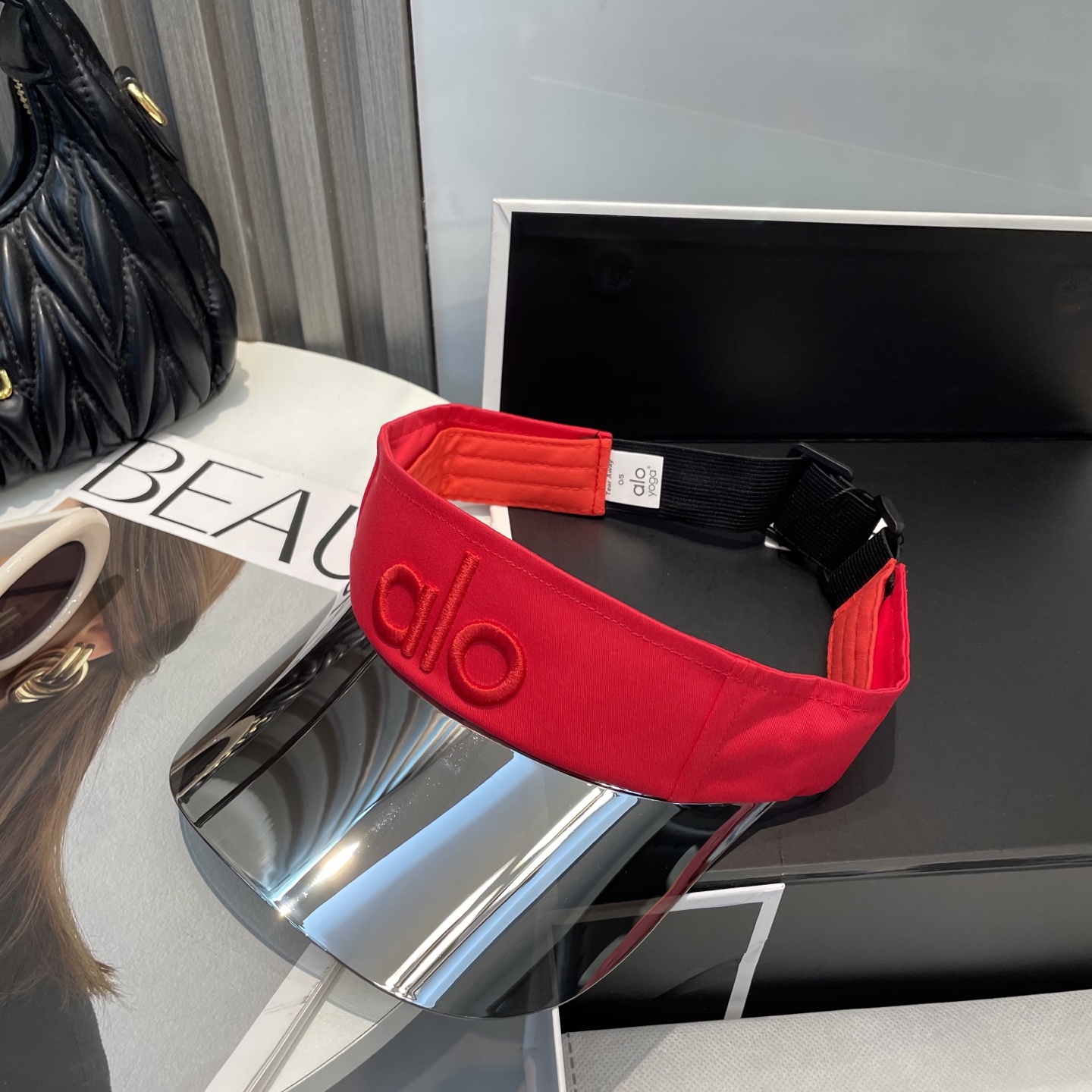   爆款🔥Alo新款镜片空顶帽
定制超薄纯棉面料，简约时尚更透气，超火爆
现货秒发