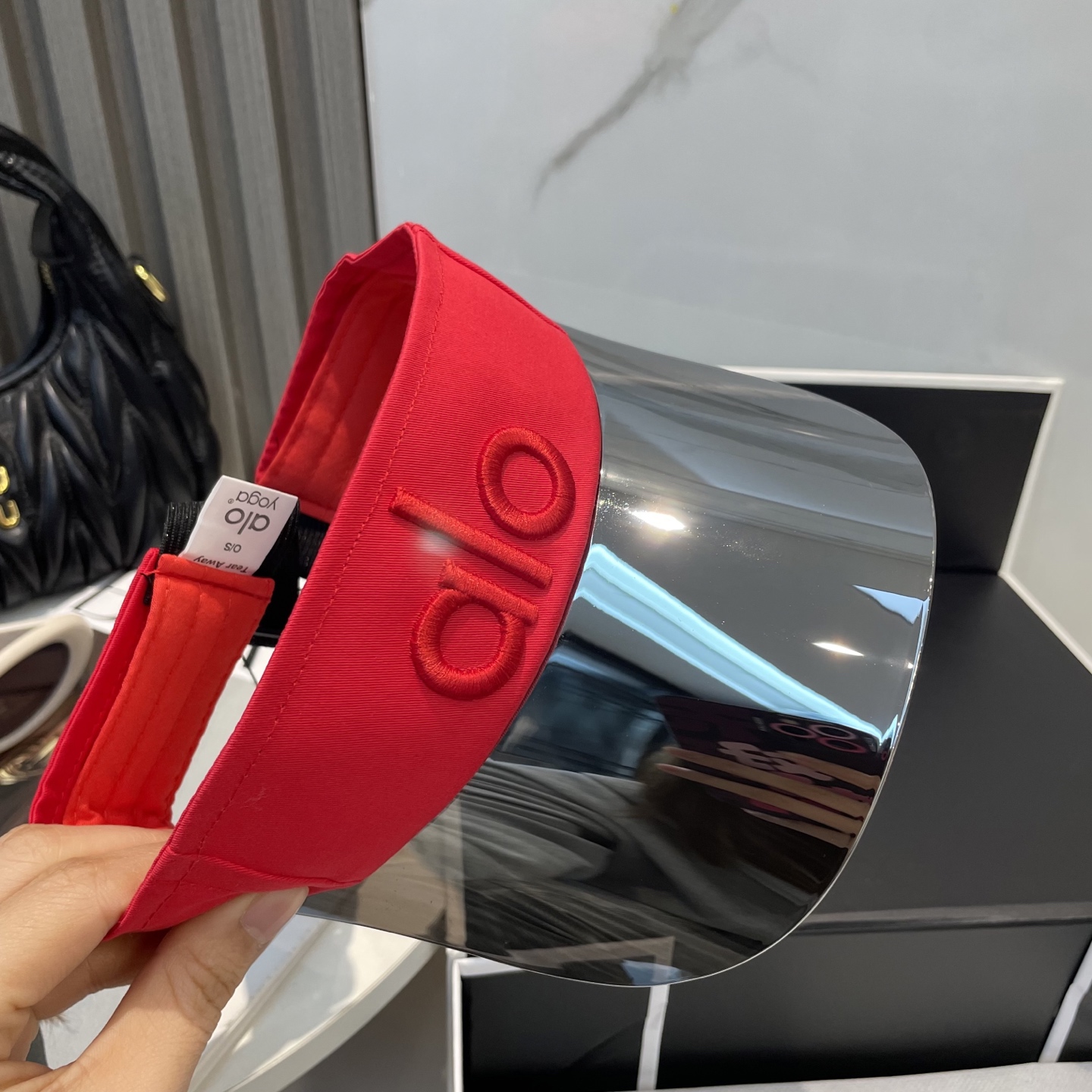   爆款🔥Alo新款镜片空顶帽
定制超薄纯棉面料，简约时尚更透气，超火爆
现货秒发