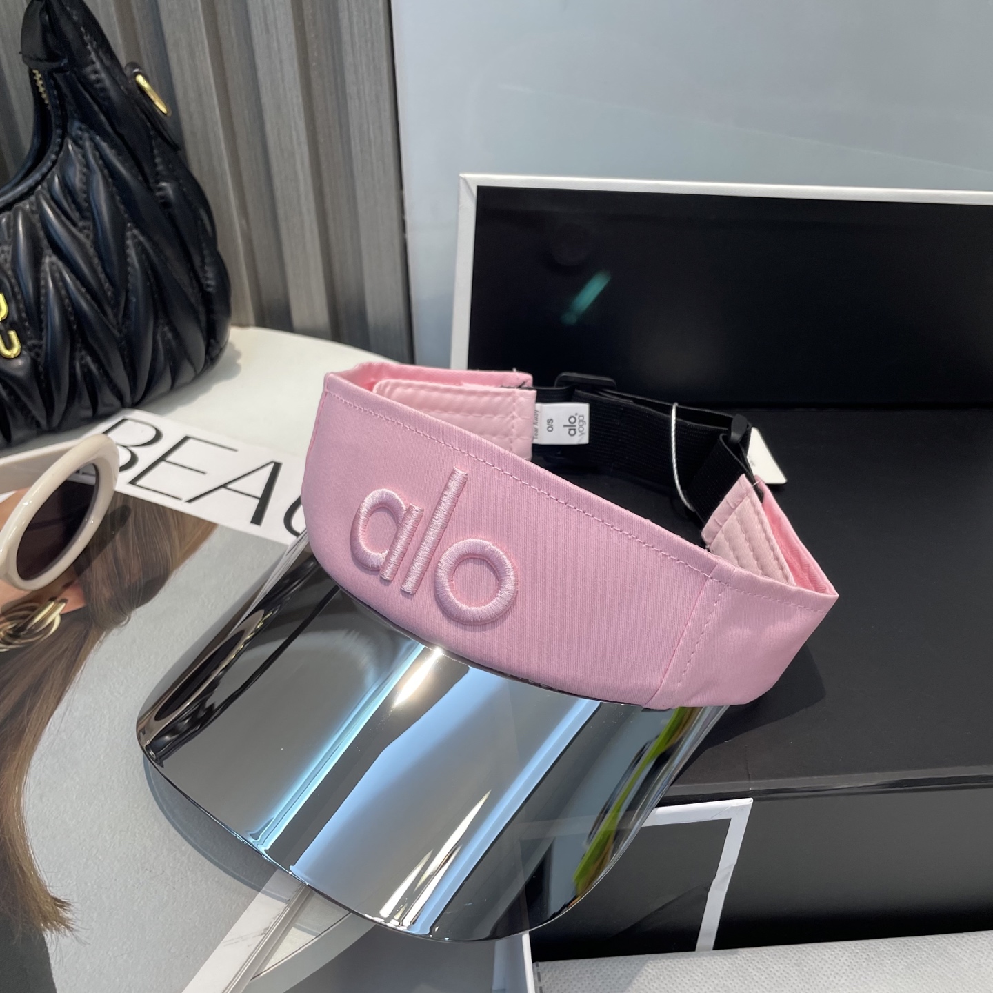   爆款🔥Alo新款镜片空顶帽
定制超薄纯棉面料，简约时尚更透气，超火爆
现货秒发