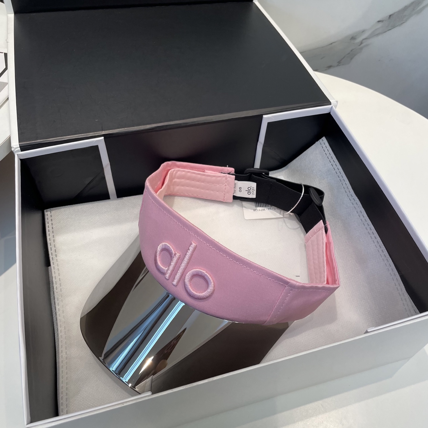   爆款🔥Alo新款镜片空顶帽
定制超薄纯棉面料，简约时尚更透气，超火爆
现货秒发