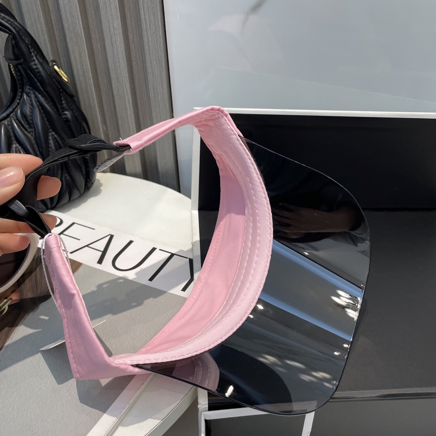   爆款🔥Alo新款镜片空顶帽
定制超薄纯棉面料，简约时尚更透气，超火爆
现货秒发