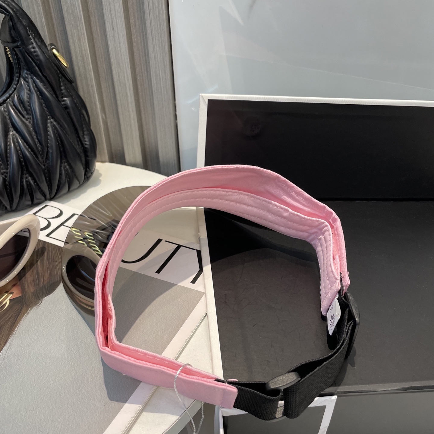   爆款🔥Alo新款镜片空顶帽
定制超薄纯棉面料，简约时尚更透气，超火爆
现货秒发