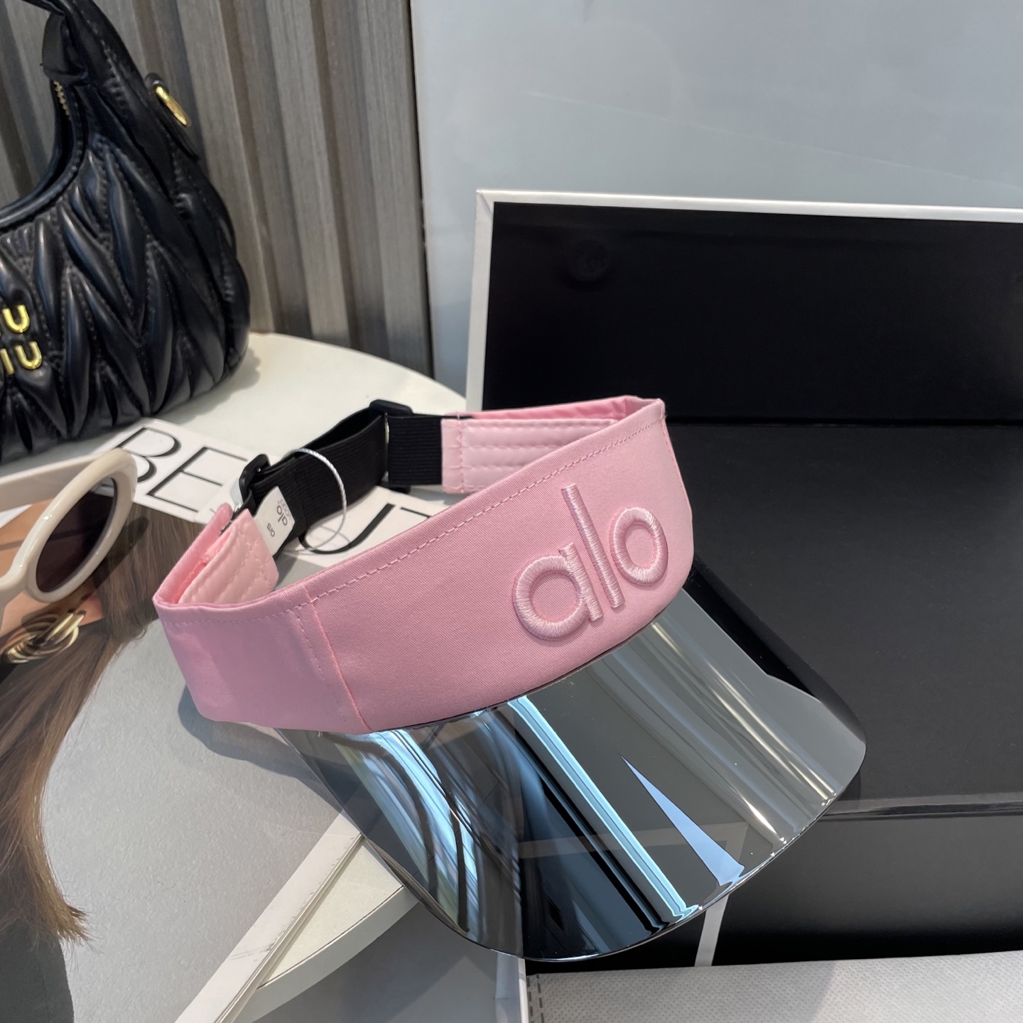   爆款🔥Alo新款镜片空顶帽
定制超薄纯棉面料，简约时尚更透气，超火爆
现货秒发