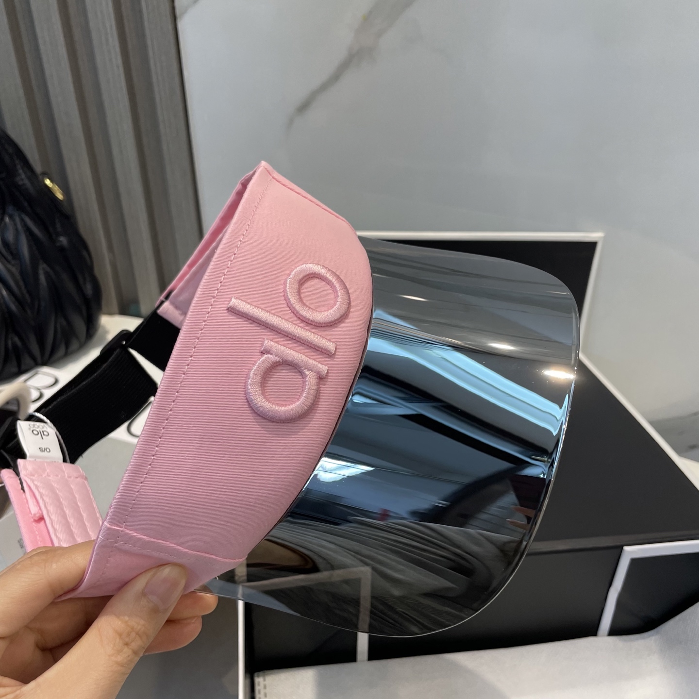   爆款🔥Alo新款镜片空顶帽
定制超薄纯棉面料，简约时尚更透气，超火爆
现货秒发