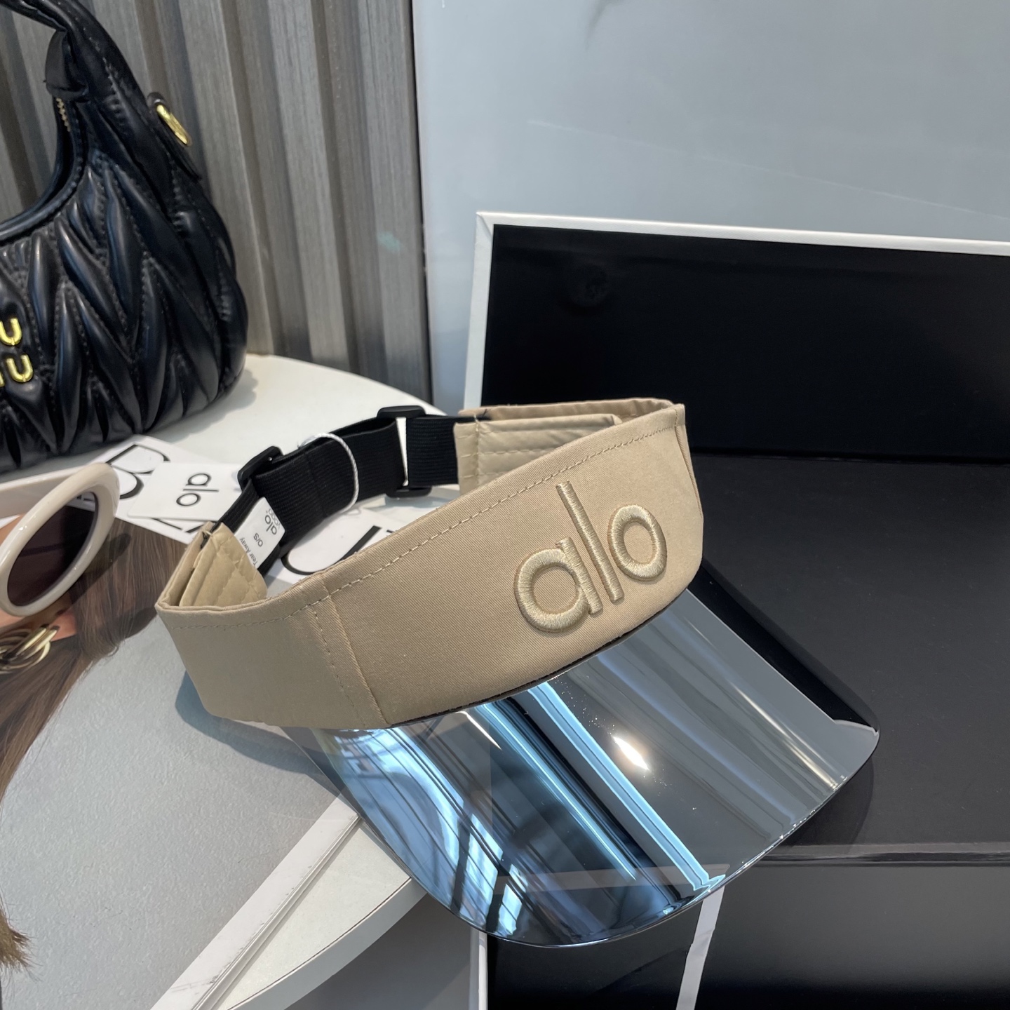   爆款🔥Alo新款镜片空顶帽
定制超薄纯棉面料，简约时尚更透气，超火爆
现货秒发