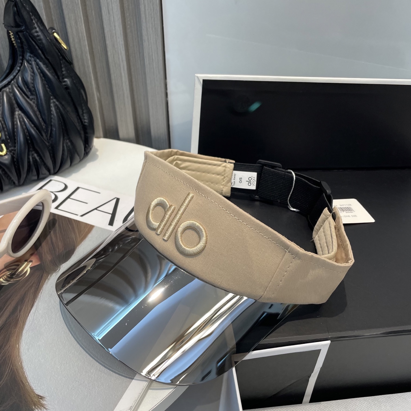   爆款🔥Alo新款镜片空顶帽
定制超薄纯棉面料，简约时尚更透气，超火爆
现货秒发